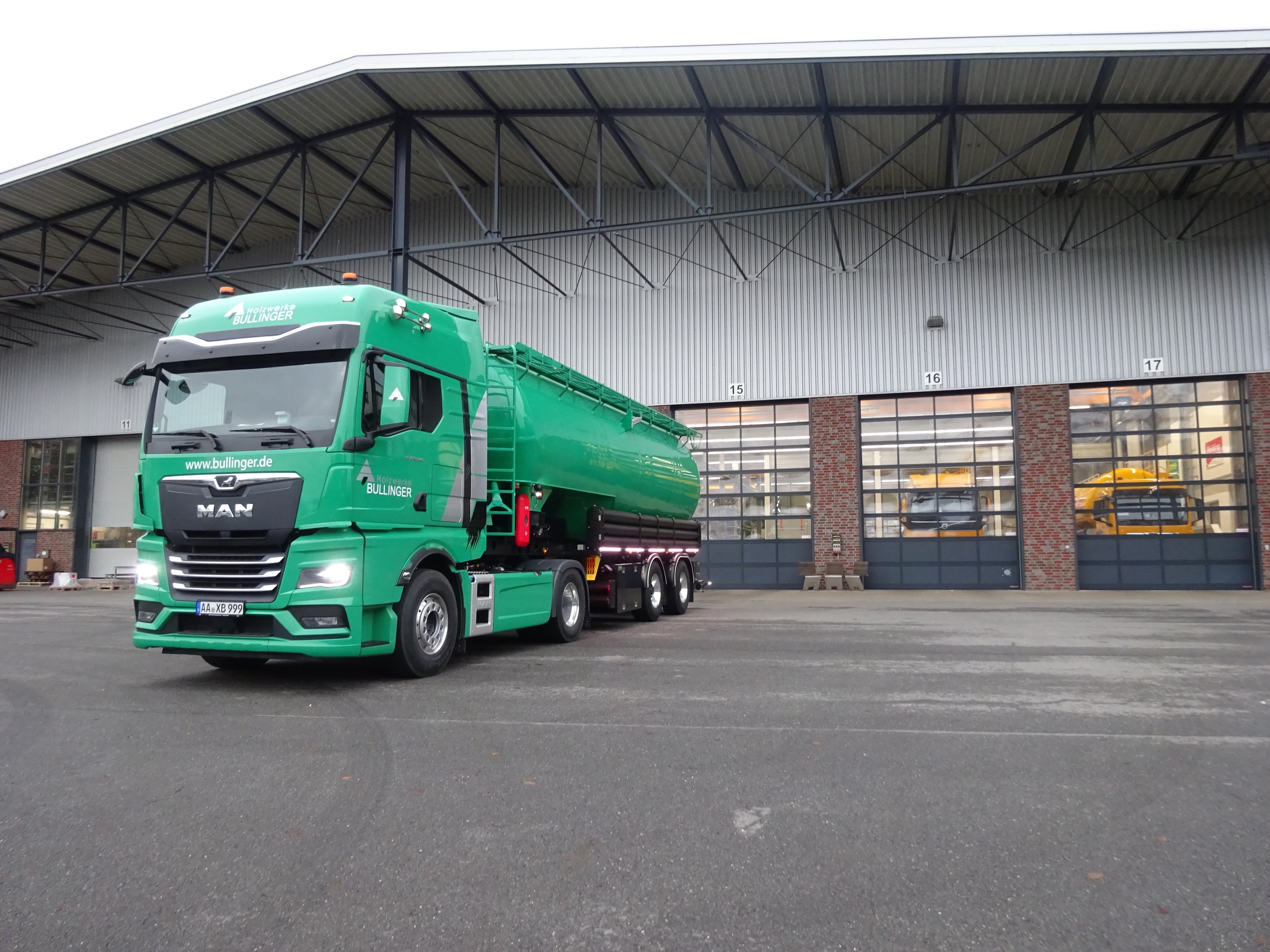 2344526_32t_Silo-Pellet-Sattelauflieger_00