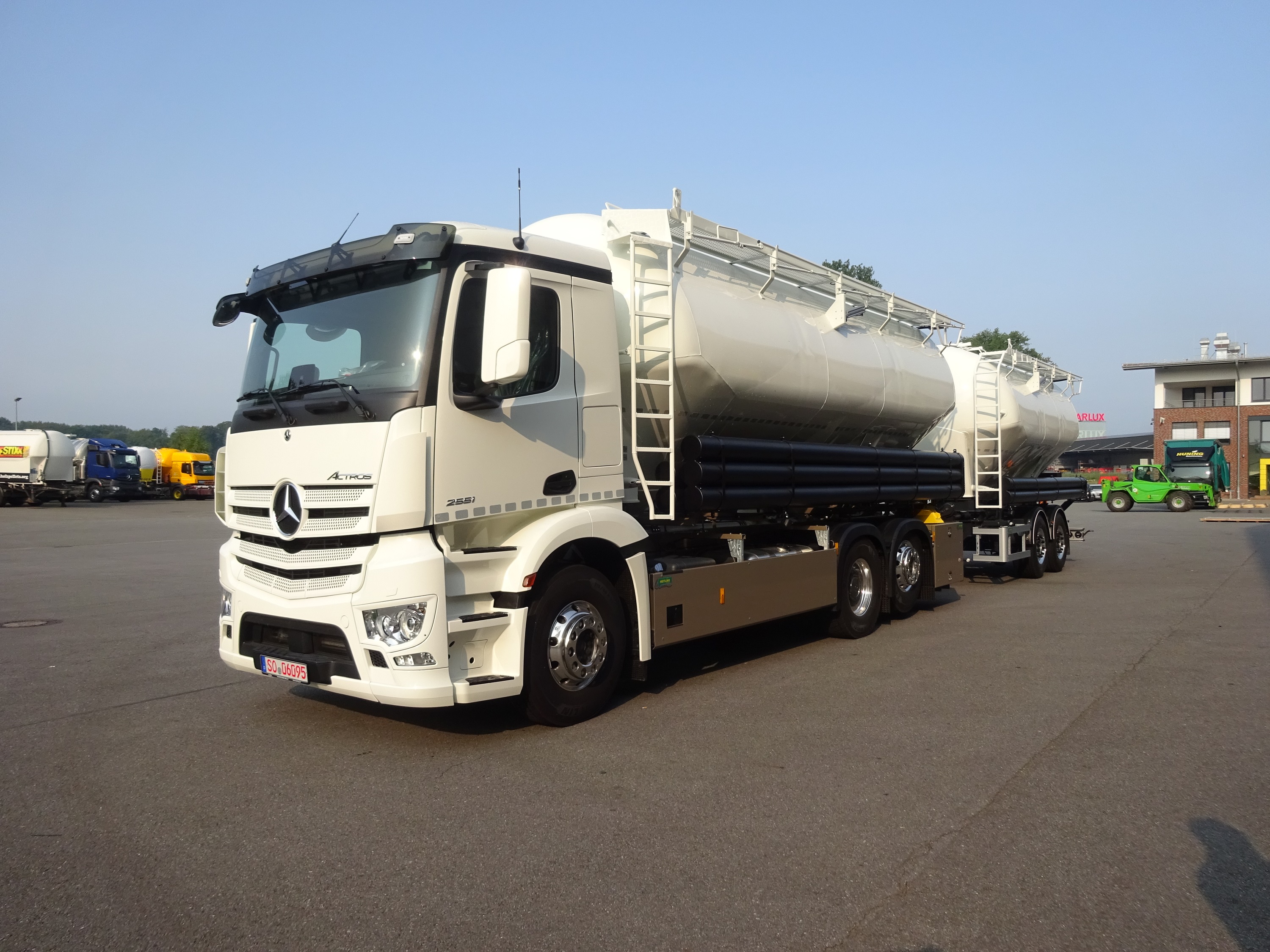 2341576+2341577_Silo-HP-Aufbau_+_Anhänger_00