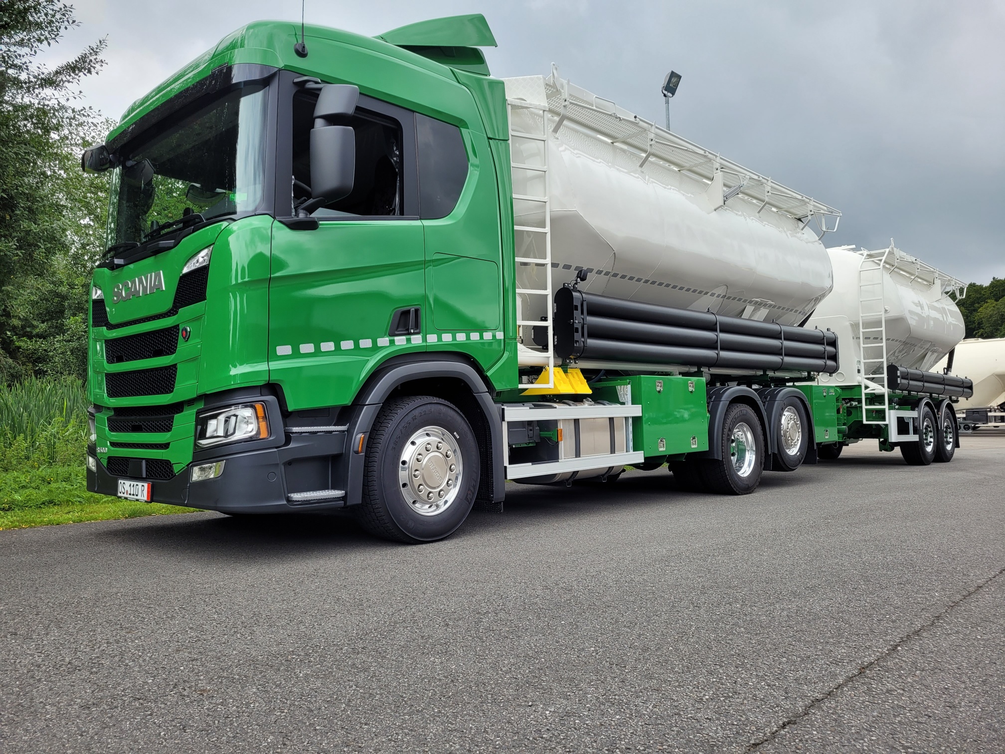 26t_Silo-Pellet-Saug-Aufbau_+18t_Anhänger_2339896+2339897_00