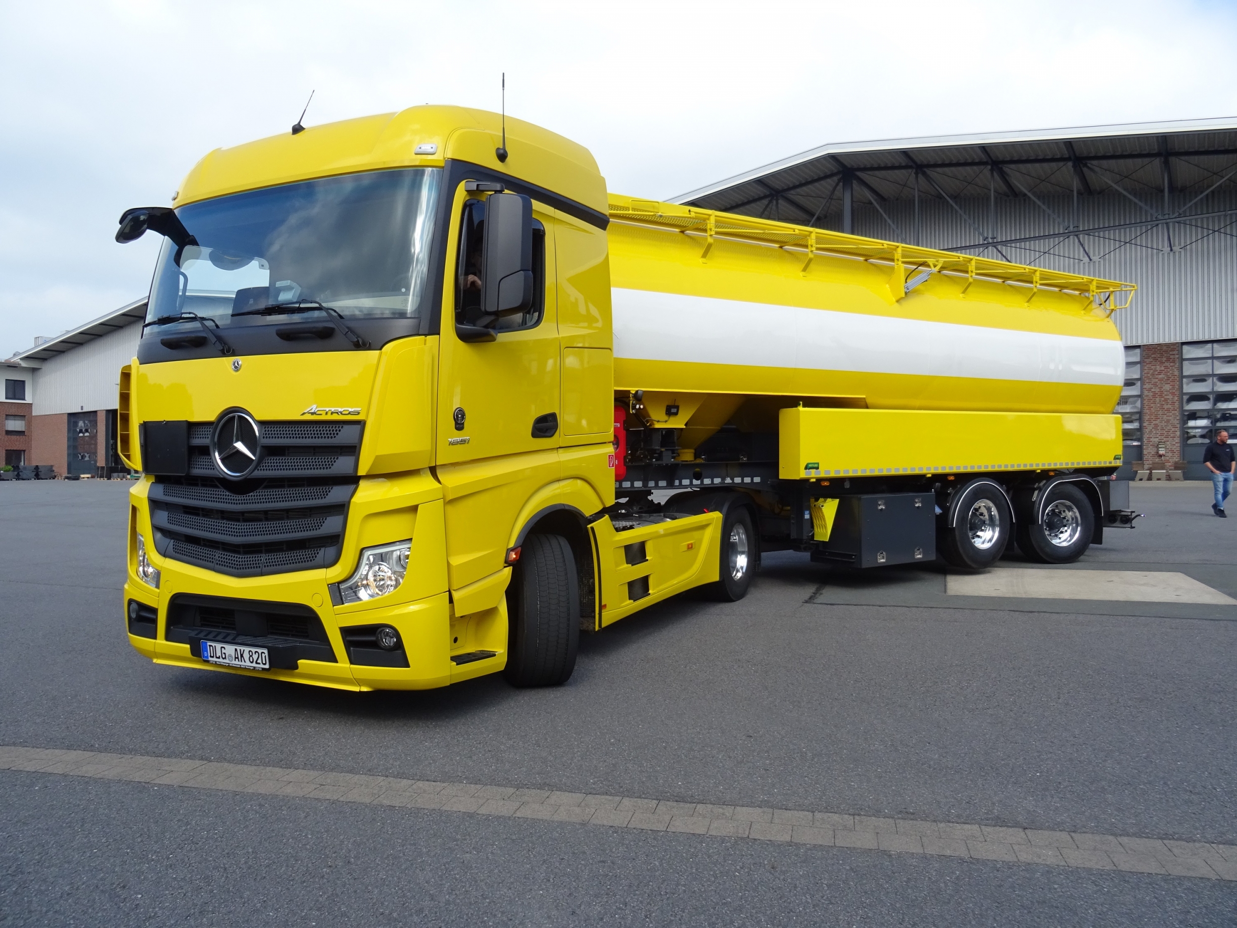 2339650_32t_Silo-Pellet-Sattelauflieger_00